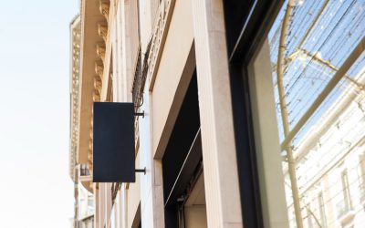 ¿Cómo afecta el sol y la lluvia a un rótulo?