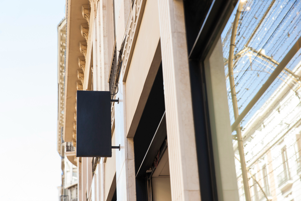 Cómo afecta el sol y la lluvia a un rótulo