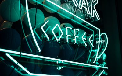 ¿Cómo influye la tipografía y el color en el rótulo?